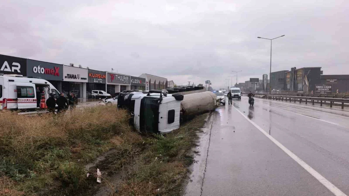 İnegöl'de sıvı tuz tankeri devrildi: Sürücü yaralandı