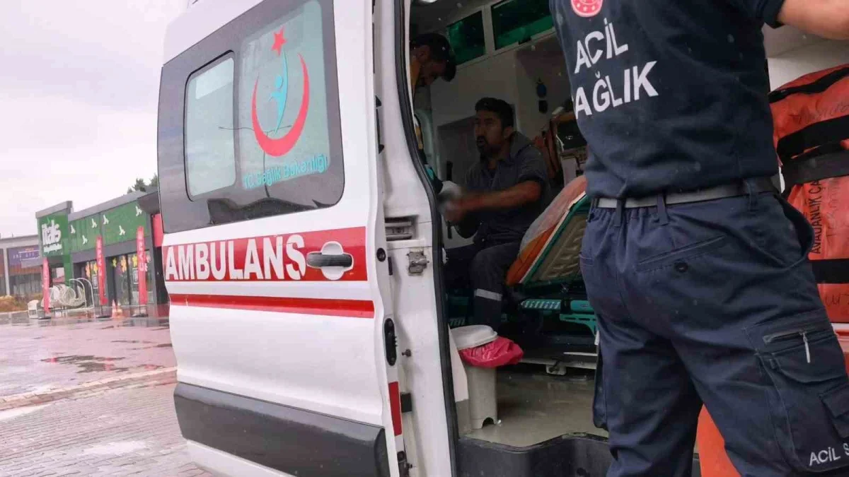 İnegöl'de sıvı tuz tankeri devrildi: Sürücü yaralandı