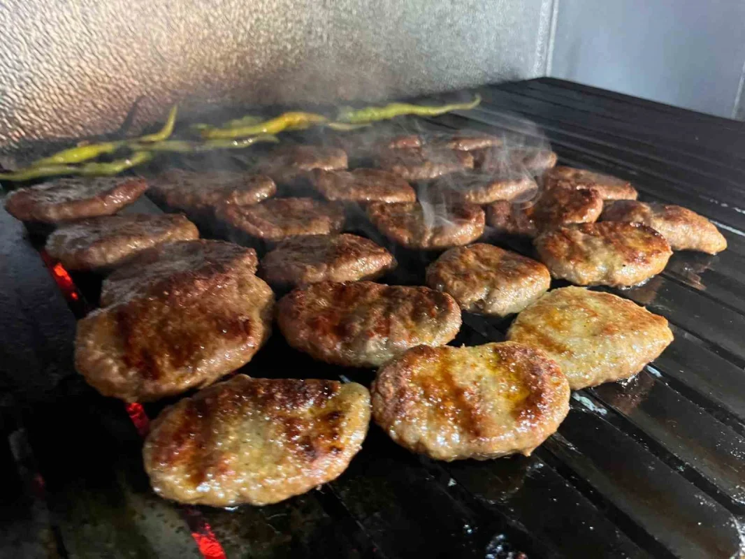 Çerkezmüsellim Pabuç Köftesi 44 Yıldır Aynı Tarif ile Yapılıyor
