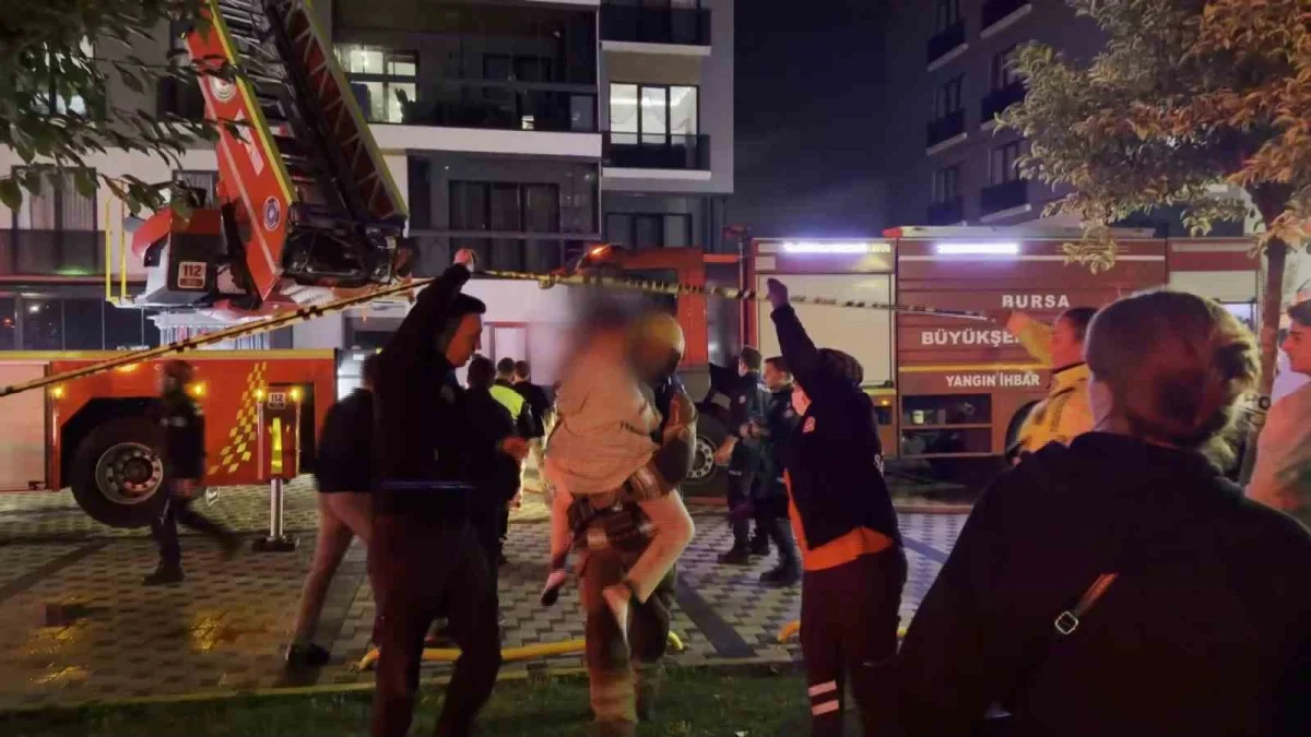 Bursa Nilüfer'de bina yangını: Mahsur kalan 19 kişi kurtarıldı