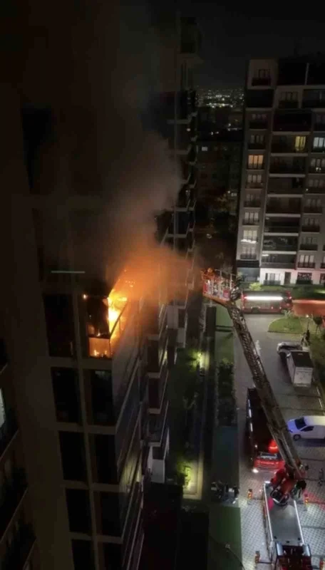 Bursa Nilüfer'de bina yangını: Mahsur kalan 19 kişi kurtarıldı