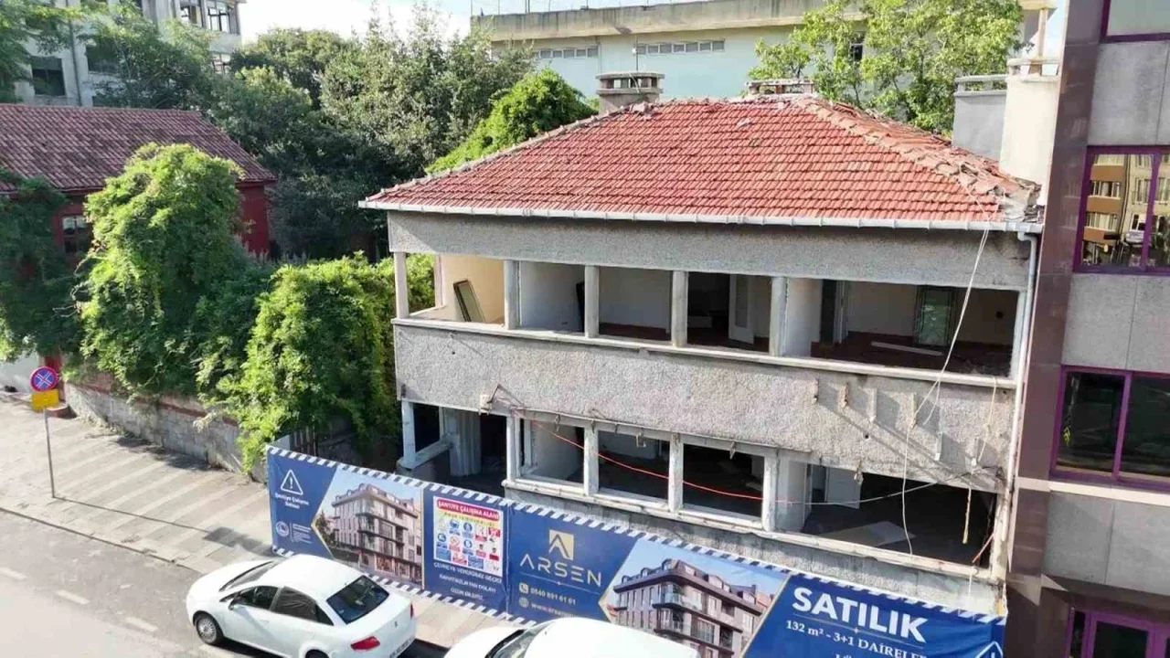 Tavuklu Doktor Sıtkı Murat Özferendeci'nin evi yıkılıyor