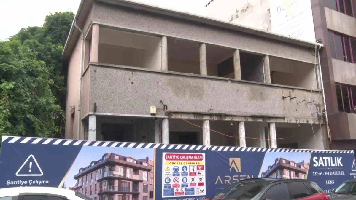 Tavuklu Doktor Sıtkı Murat Özferendeci'nin evi yıkılıyor