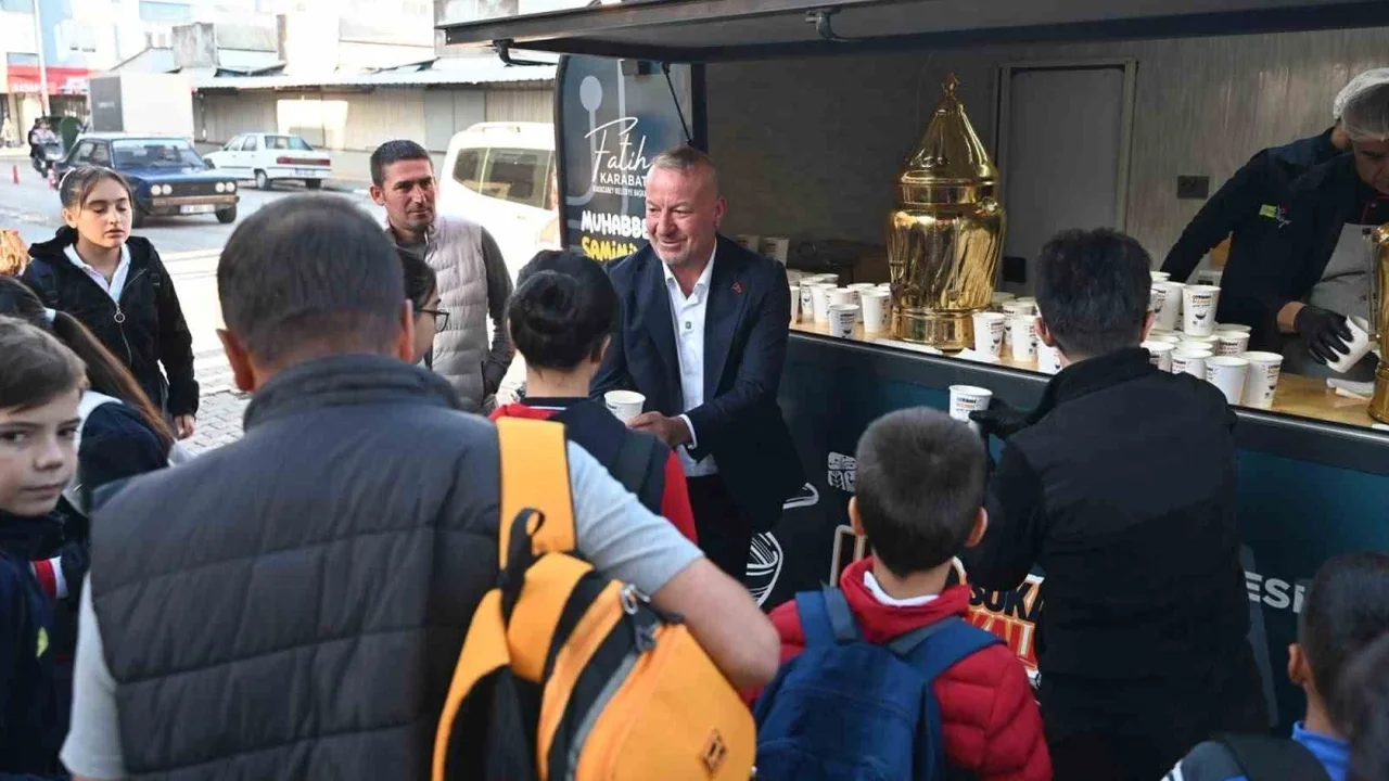 Karacabey'de Çorba Bizden kampanyası öğrencilere ulaşıyor