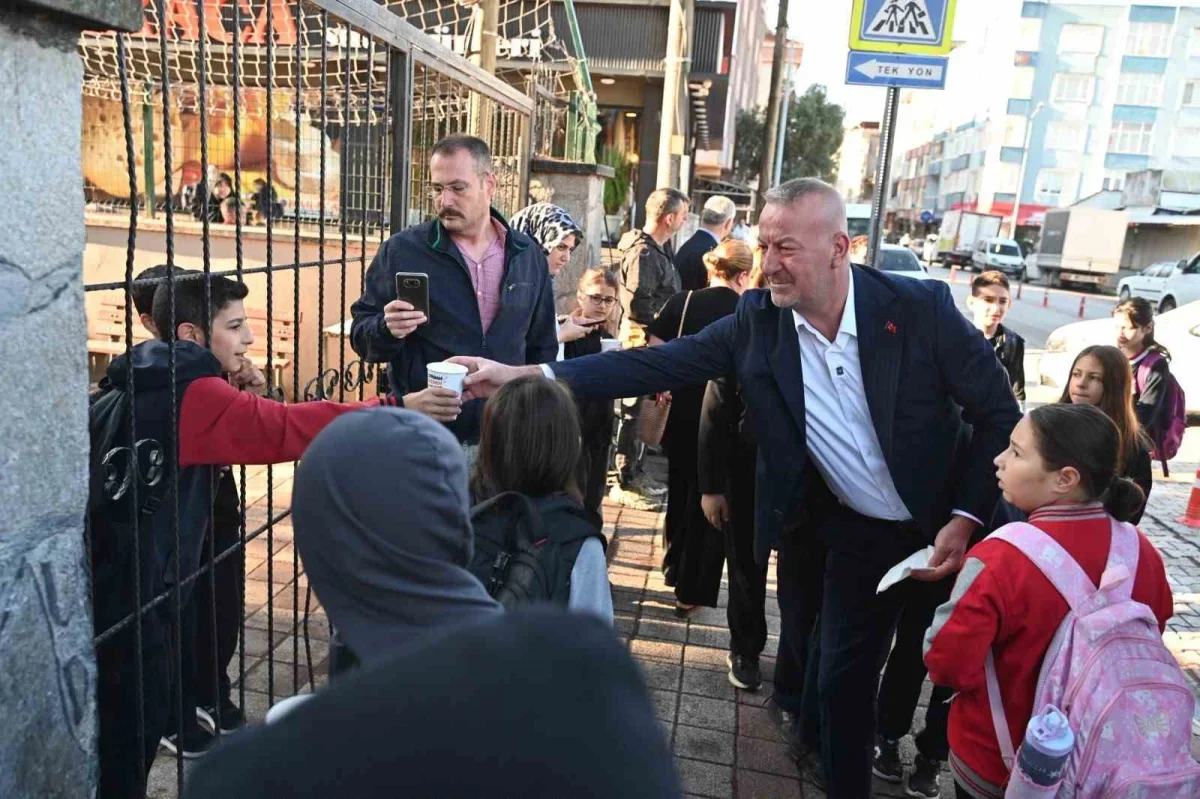 Karacabey'de Çorba Bizden kampanyası öğrencilere ulaşıyor