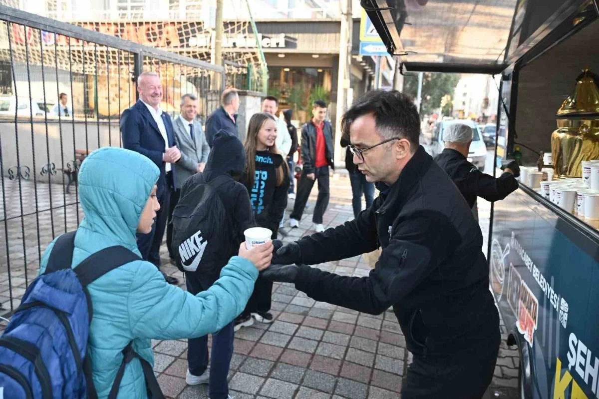 Karacabey'de Çorba Bizden kampanyası öğrencilere ulaşıyor
