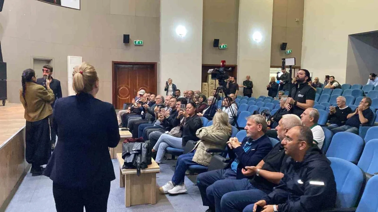 Körfez sülfürik asit tesisi ÇED toplantısı protestoyla yapılamadı
