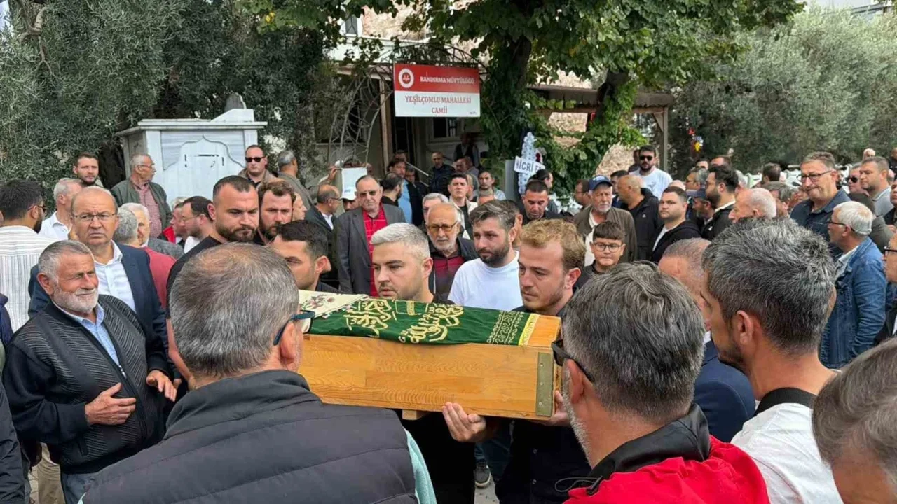 Bandırma'daki kazada Merve Turan, kızı ve bebeği toprağa verildi