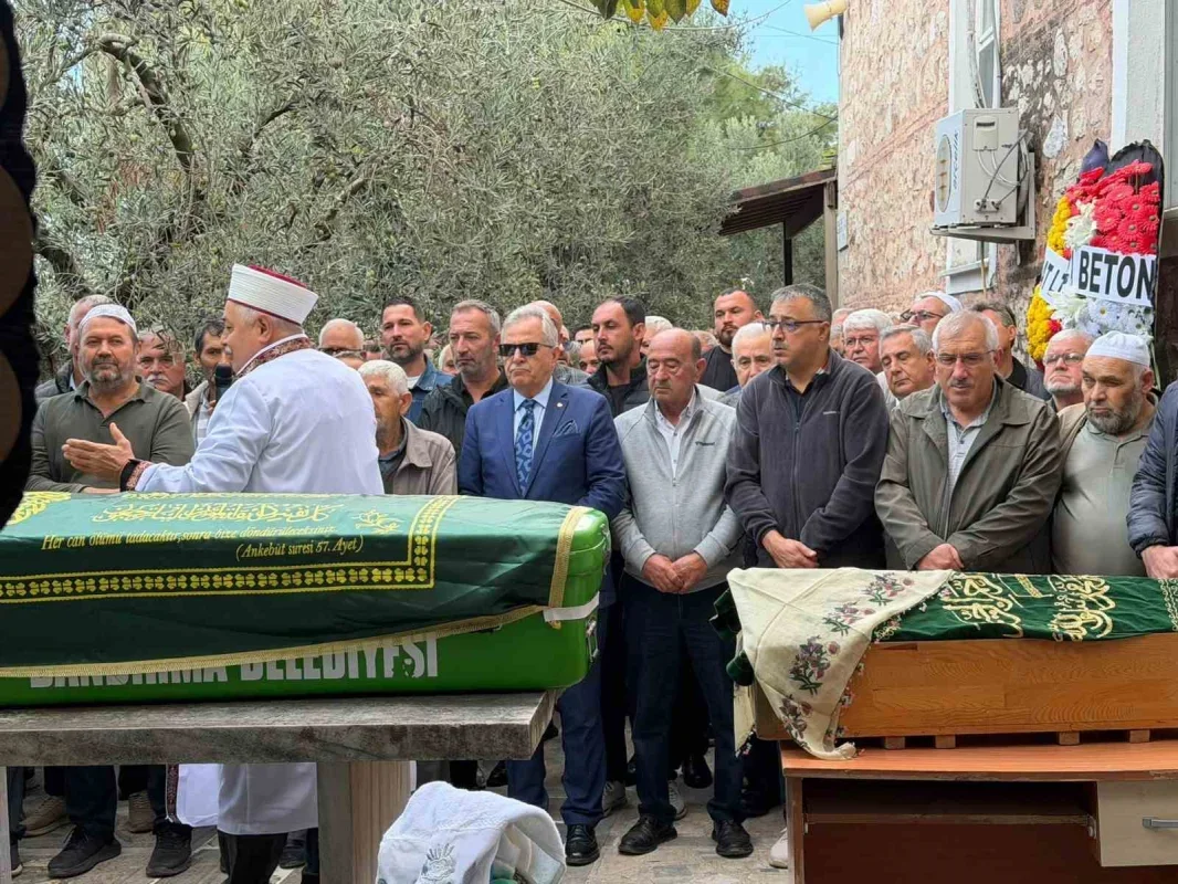 Bandırma'daki kazada Merve Turan, kızı ve bebeği toprağa verildi