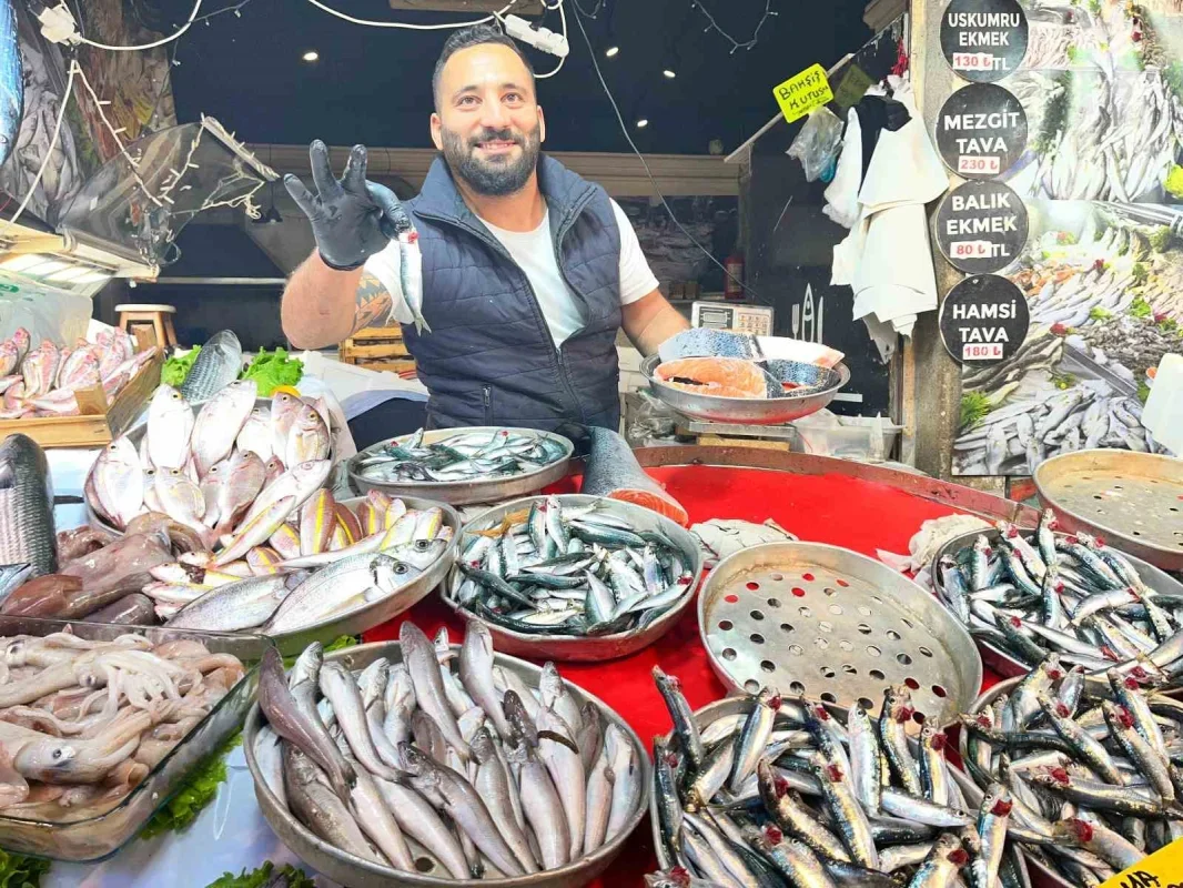 İzmir'de palamut bolluğu: Tanesi 100 liradan satılıyor