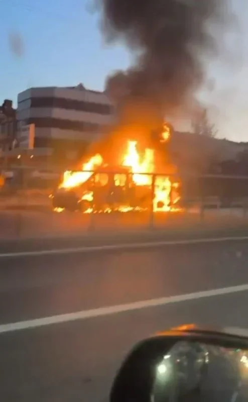 Arnavutköy'de kamyonet yangını: Araç alev topuna döndü