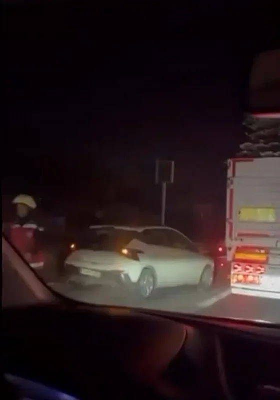 Sakarya'da çekici kazası: Polis otosu dahil 3 araca çarptı, 1 ölü
