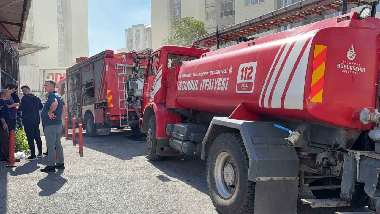 Küçükçekmece'de elektrikli araç yangını: Bina tahliye edildi