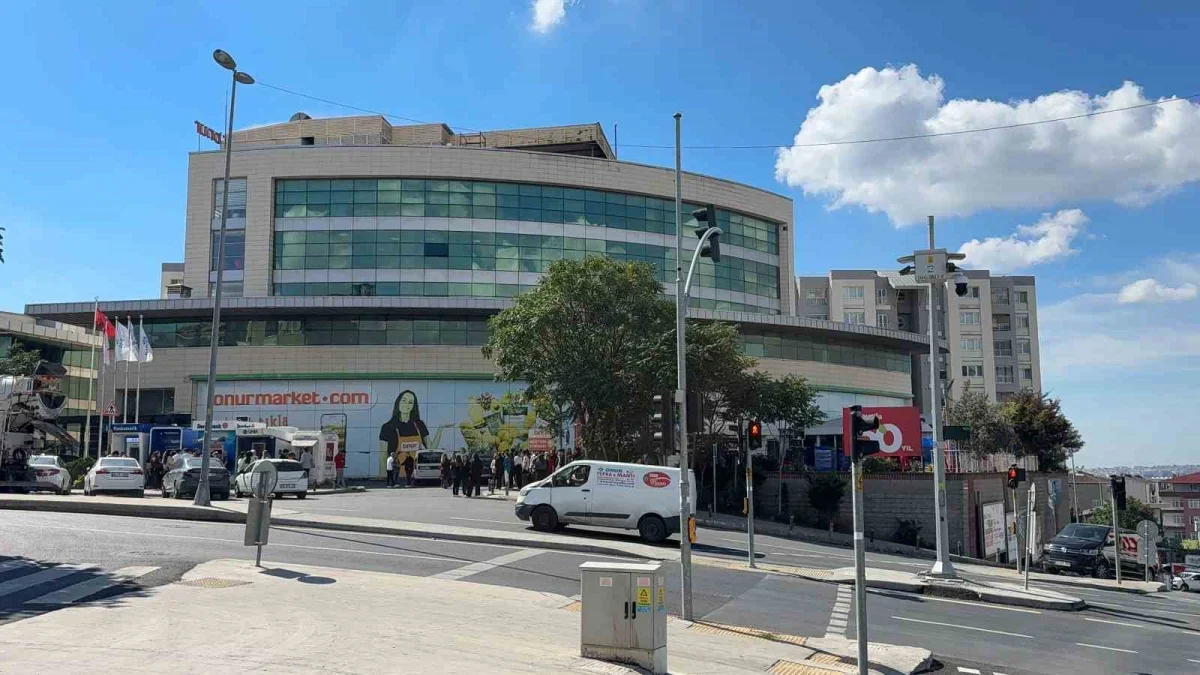 Küçükçekmece'de elektrikli araç yangını: Bina tahliye edildi