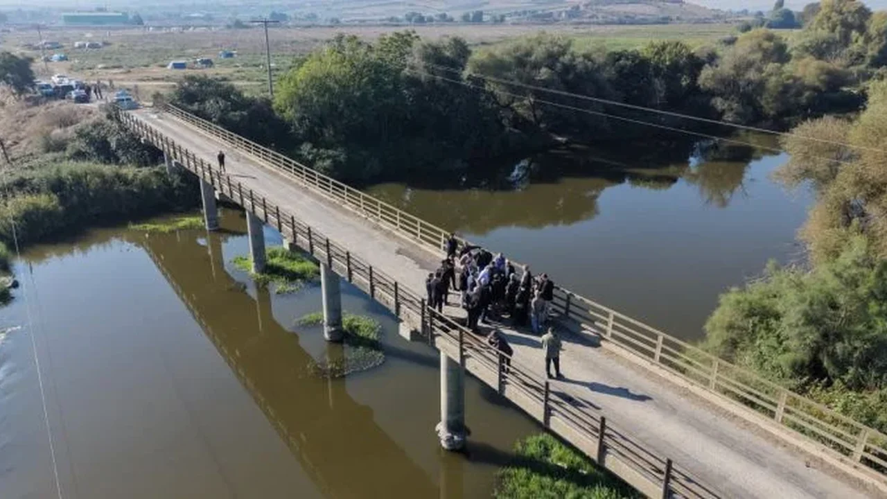 Mustafakemalpaşa'da Çeltikçi Köprüsü hasar sonrası kapatıldı