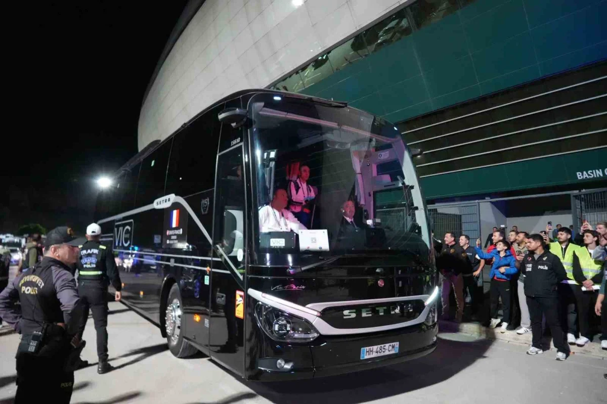 Türkiye-Fransa maçı öncesi takımlar Kocaeli Stadyumu'na geldi