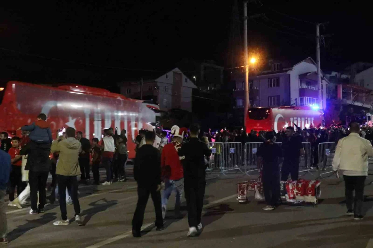 Türkiye-Fransa maçı öncesi takımlar Kocaeli Stadyumu'na geldi