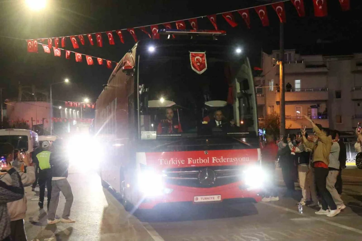 Türkiye-Fransa maçı öncesi takımlar Kocaeli Stadyumu'na geldi