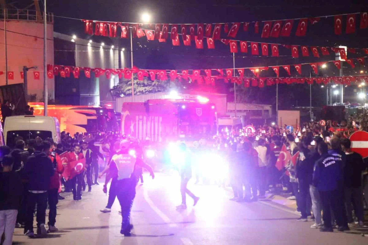 Türkiye-Fransa maçı öncesi takımlar Kocaeli Stadyumu'na geldi