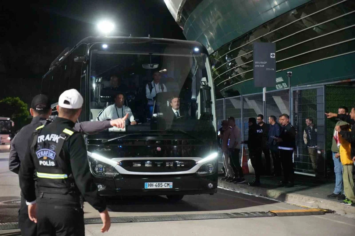 Türkiye-Fransa maçı öncesi takımlar Kocaeli Stadyumu'na geldi