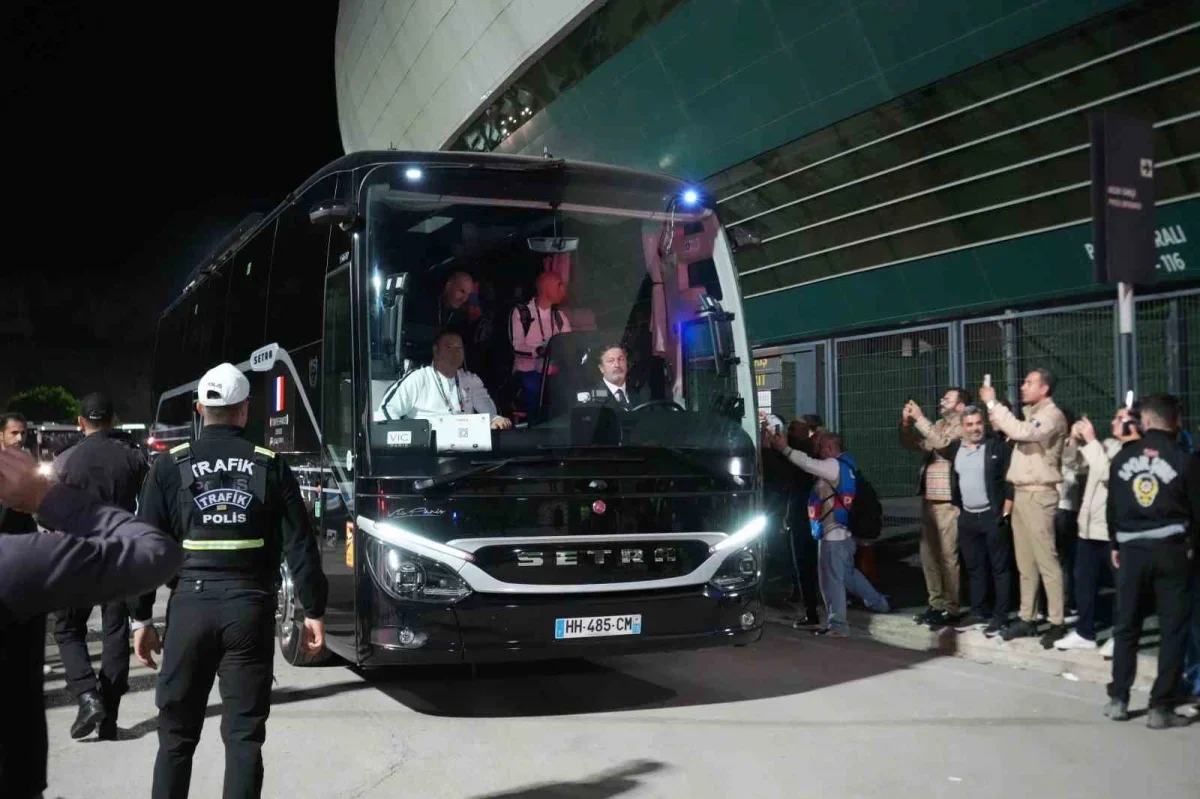 Türkiye-Fransa maçı öncesi takımlar Kocaeli Stadyumu'na geldi