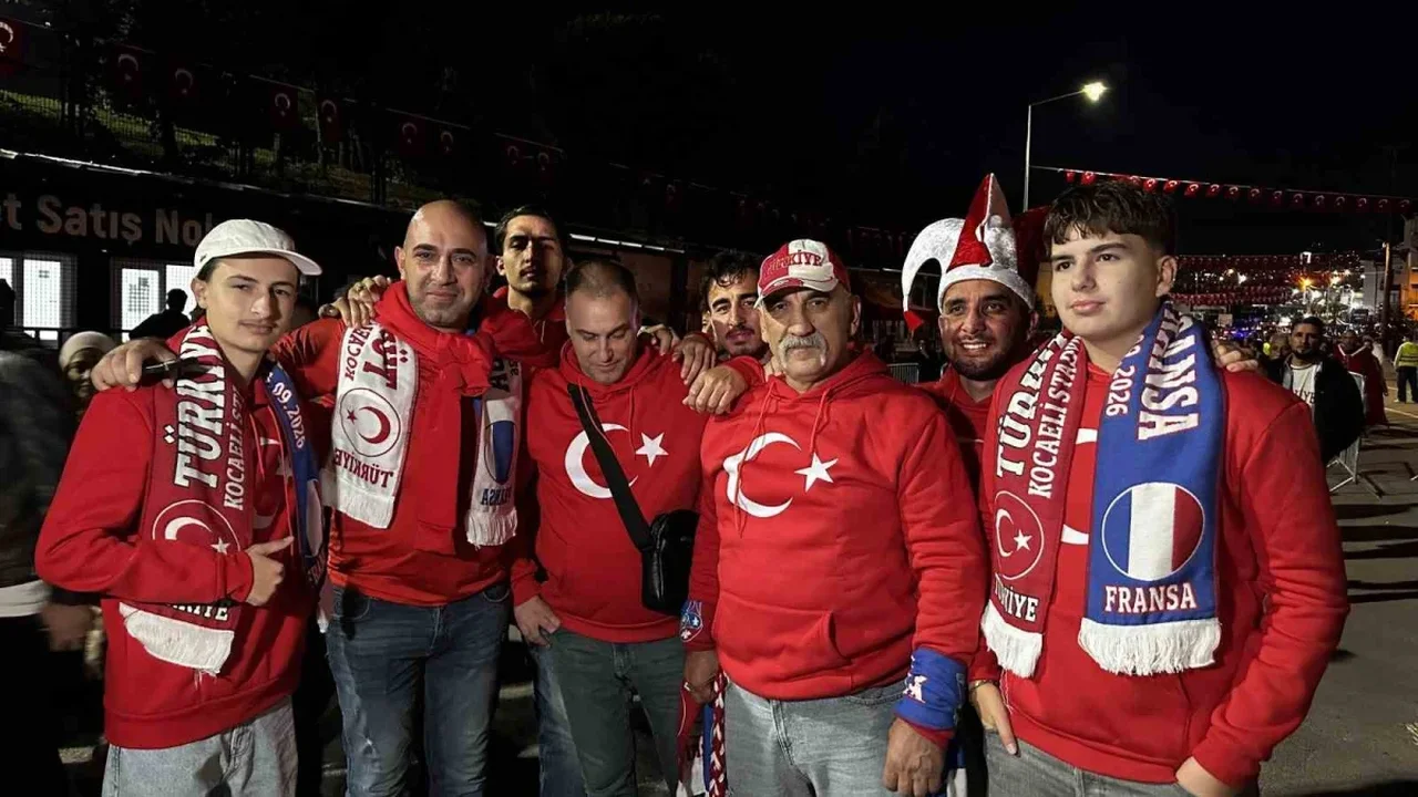 Türkiye-Fransa maçı öncesi Kocaeli Stadyumu'nda taraftar coşkusu