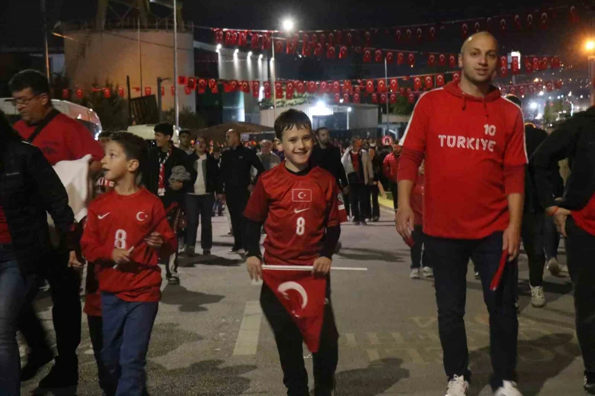 Türkiye-Fransa maçı öncesi Kocaeli Stadyumu'nda taraftar coşkusu