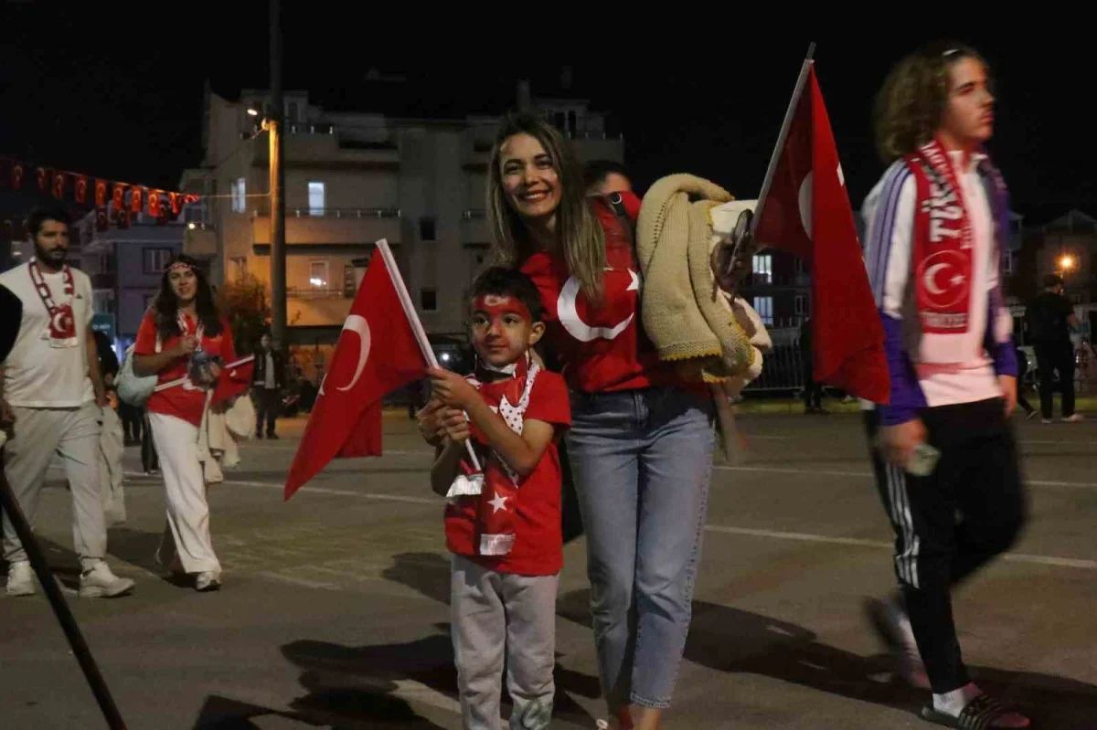 Türkiye-Fransa maçı öncesi Kocaeli Stadyumu'nda taraftar coşkusu