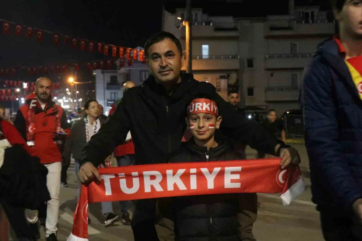Türkiye-Fransa maçı öncesi Kocaeli Stadyumu'nda taraftar coşkusu