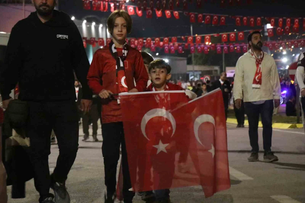 Türkiye-Fransa maçı öncesi Kocaeli Stadyumu'nda taraftar coşkusu