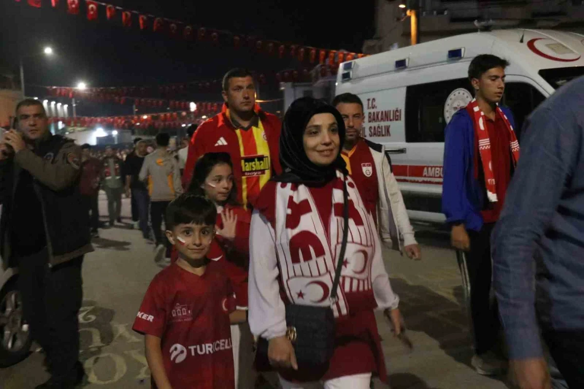 Türkiye-Fransa maçı öncesi Kocaeli Stadyumu'nda taraftar coşkusu