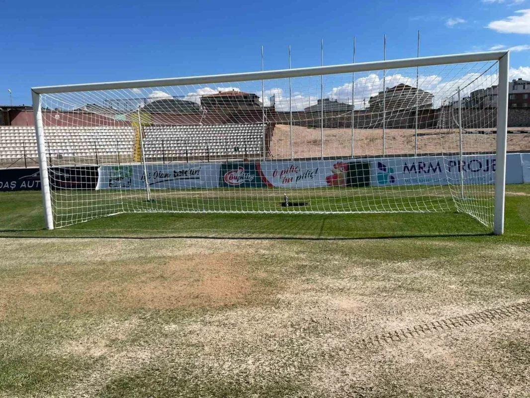 Bandırma 17 Eylül Stadı'nın çim zemini bakıma alındı