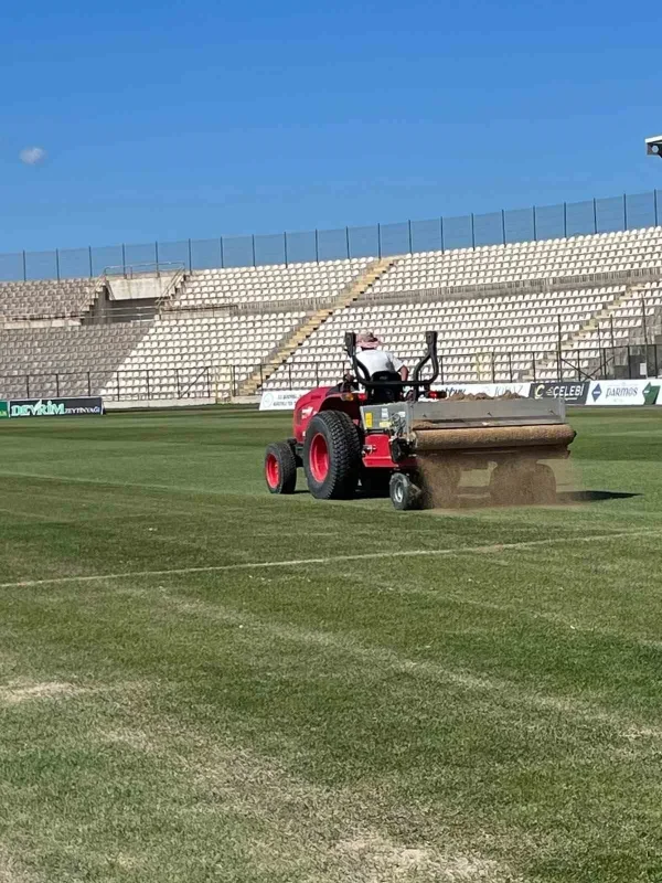 Bandırma 17 Eylül Stadı'nın çim zemini bakıma alındı