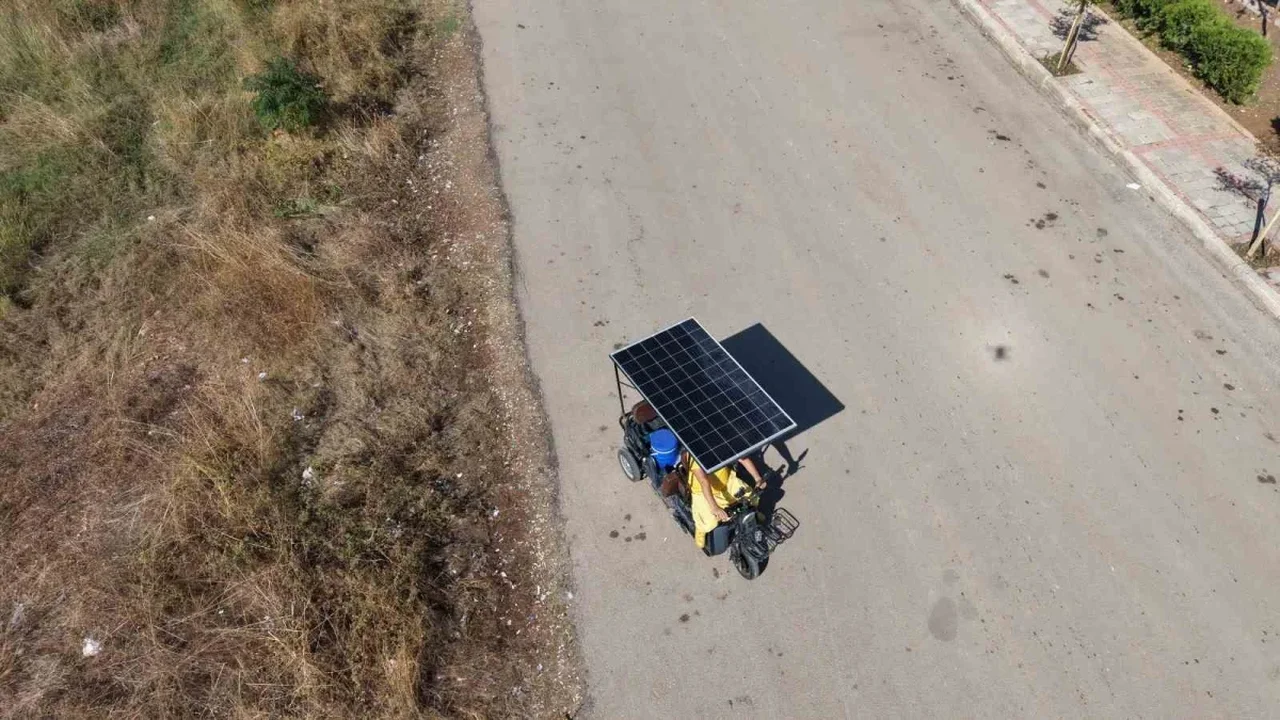Kozan'da güneş panelli motosikletle dondurma satışı