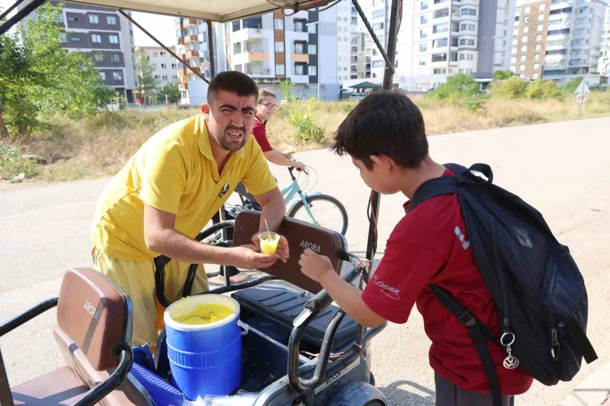 Kozan'da güneş panelli motosikletle dondurma satışı