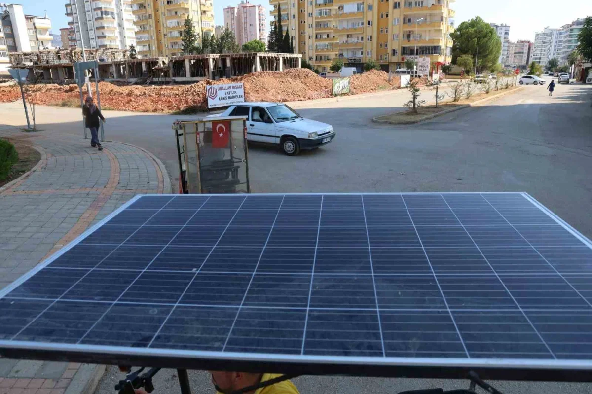 Kozan'da güneş panelli motosikletle dondurma satışı