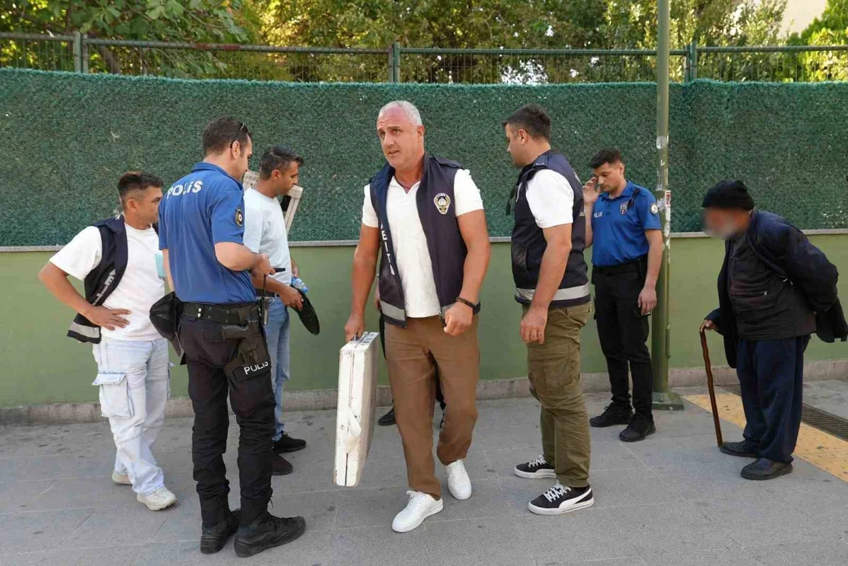 Maltepe'de okul önünde bıçak satan seyyar satıcıya müdahale