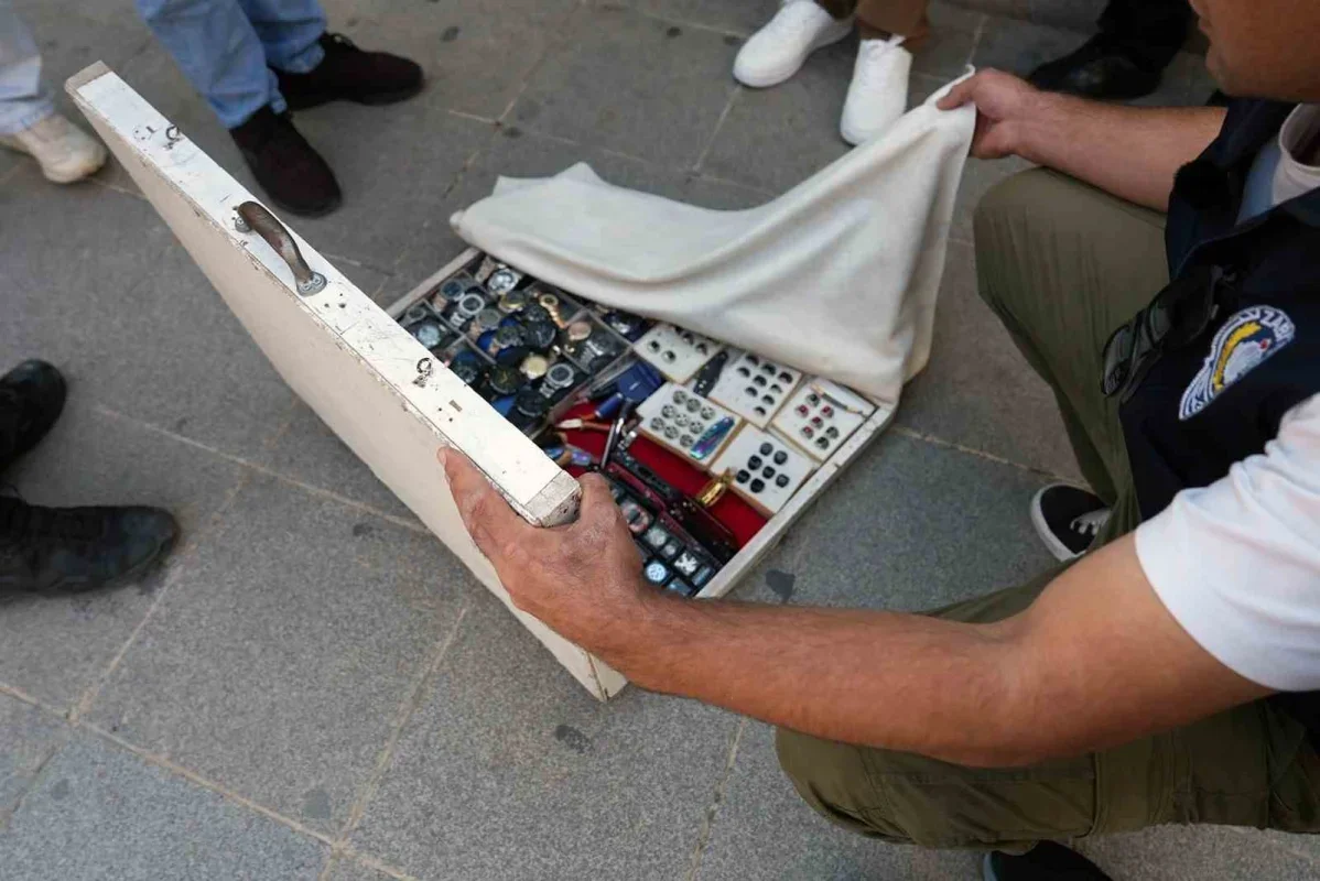 Maltepe'de okul önünde bıçak satan seyyar satıcıya müdahale