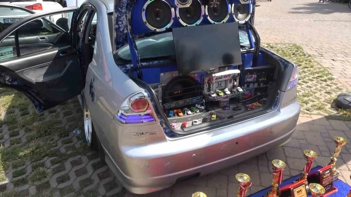 Bursa otomobil fuarında bagajdaki drift oyuncağı ilgi çekti