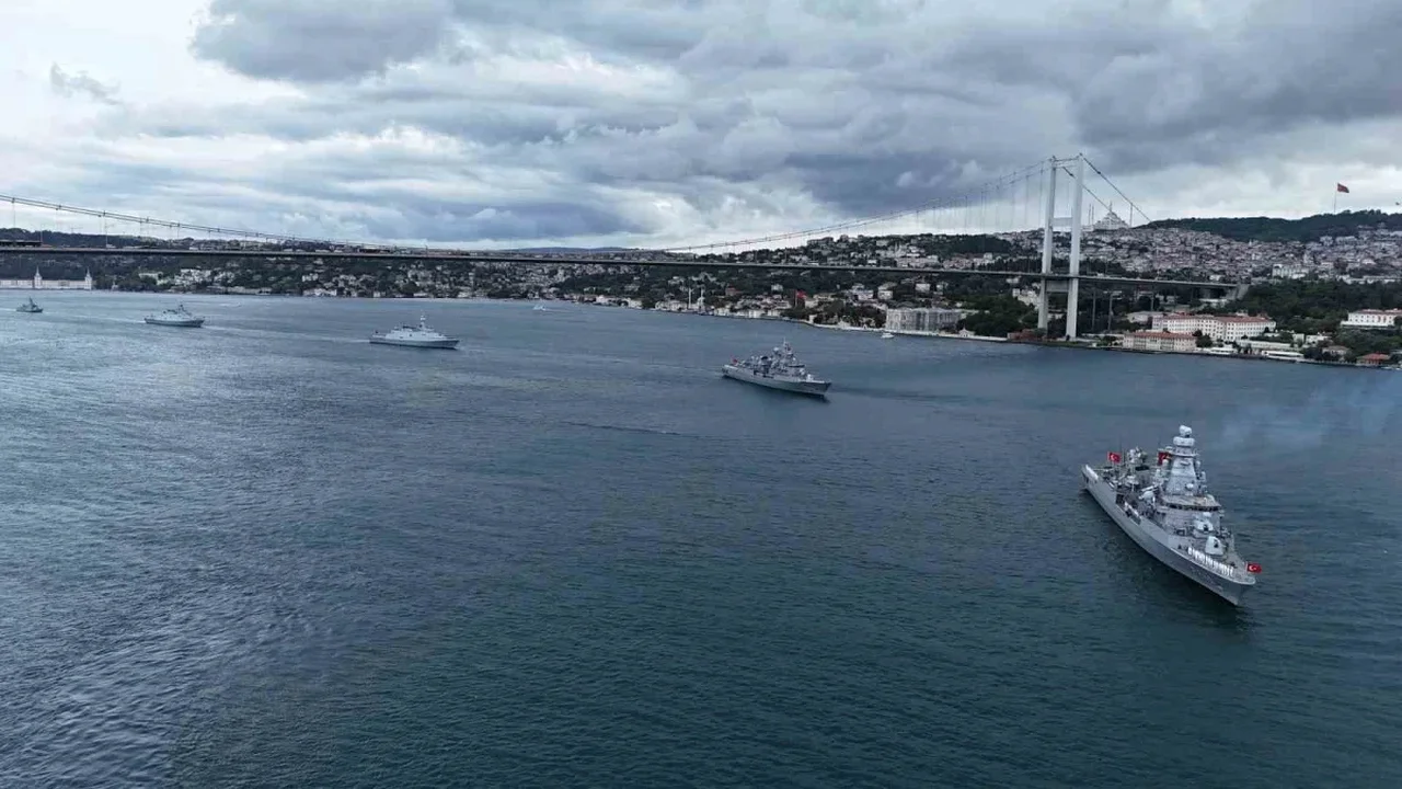 Deniz Kuvvetleri Günü'nde 15 savaş gemisi Boğaz'dan geçti