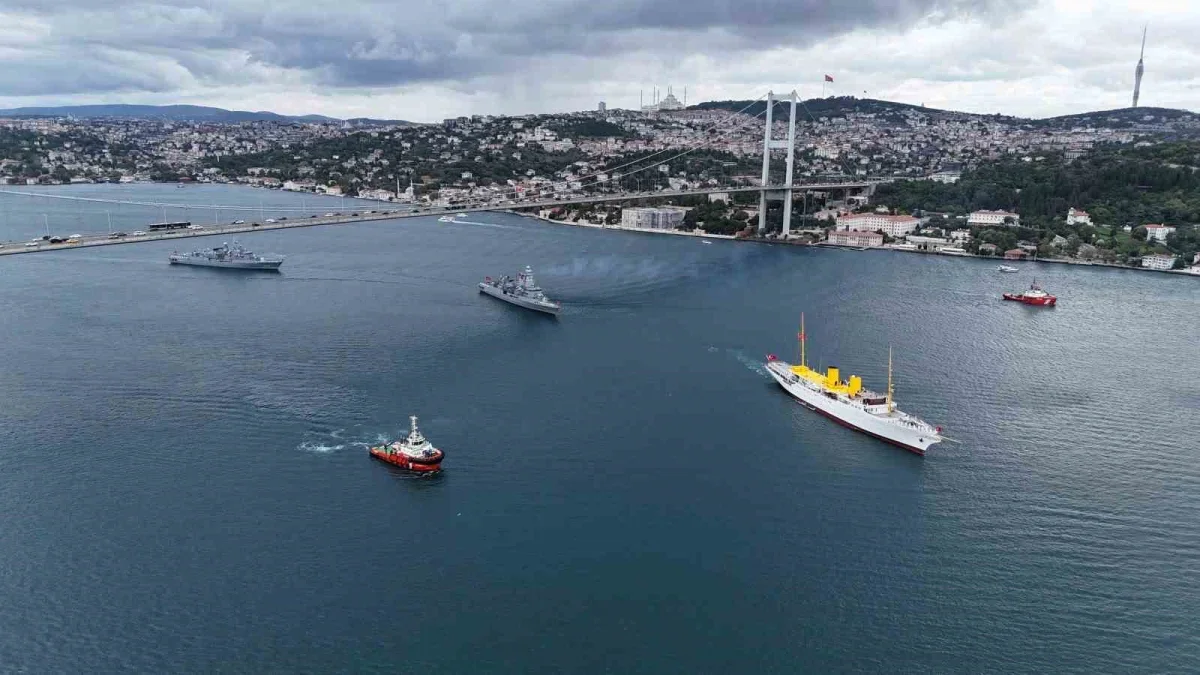 Deniz Kuvvetleri Günü'nde 15 savaş gemisi Boğaz'dan geçti