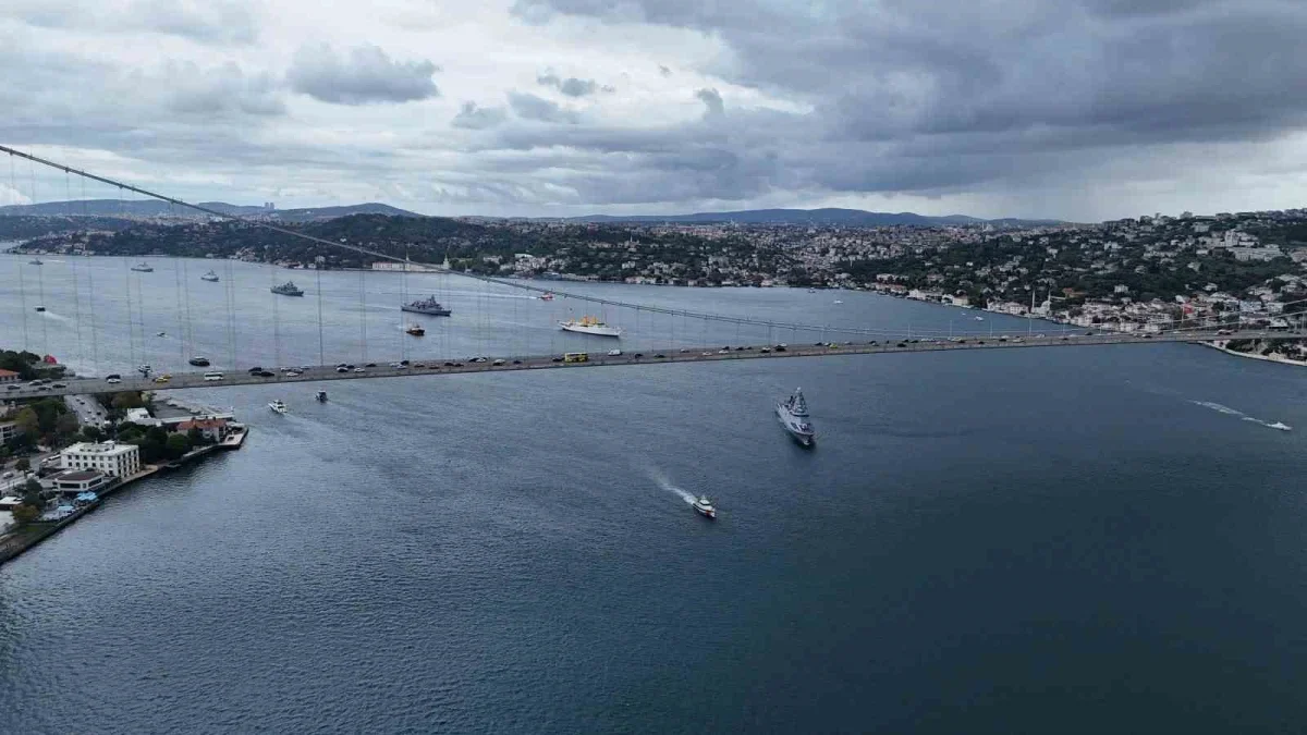 Deniz Kuvvetleri Günü'nde 15 savaş gemisi Boğaz'dan geçti