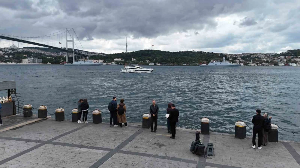Deniz Kuvvetleri Günü'nde 15 savaş gemisi Boğaz'dan geçti