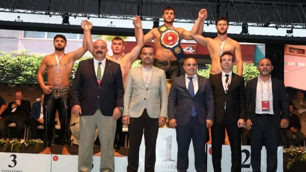 Bursalı güreşçi Alperen Düzenci Cumhurbaşkanlığı Kupası'nda üçüncü