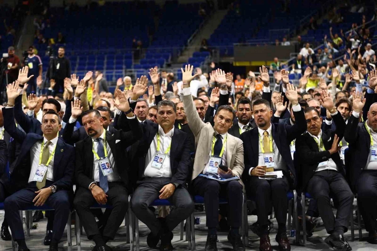 Fenerbahçe'de Sadettin Saran yönetimi mali kurulda ibra edildi