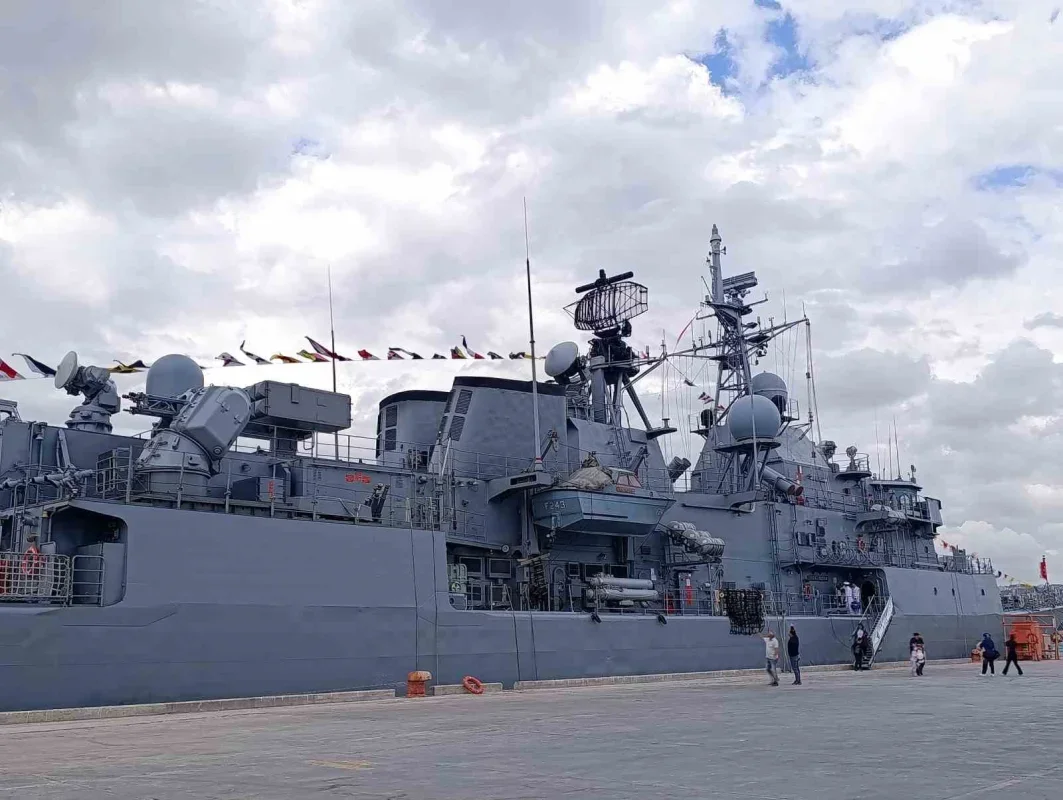TCG Yıldırım Fırkateyni Tekirdağ'da vatandaşları ağırladı