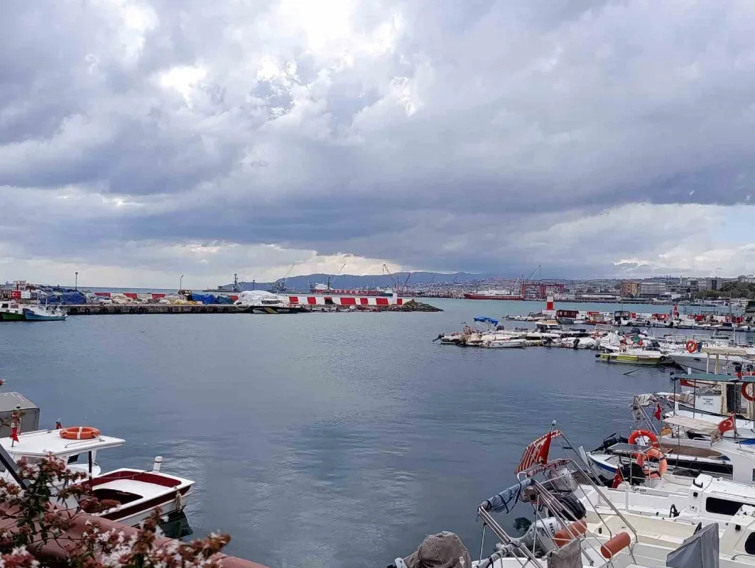 Tekirdağ'da Kestane Karası fırtınası balıkçıları limana bağladı