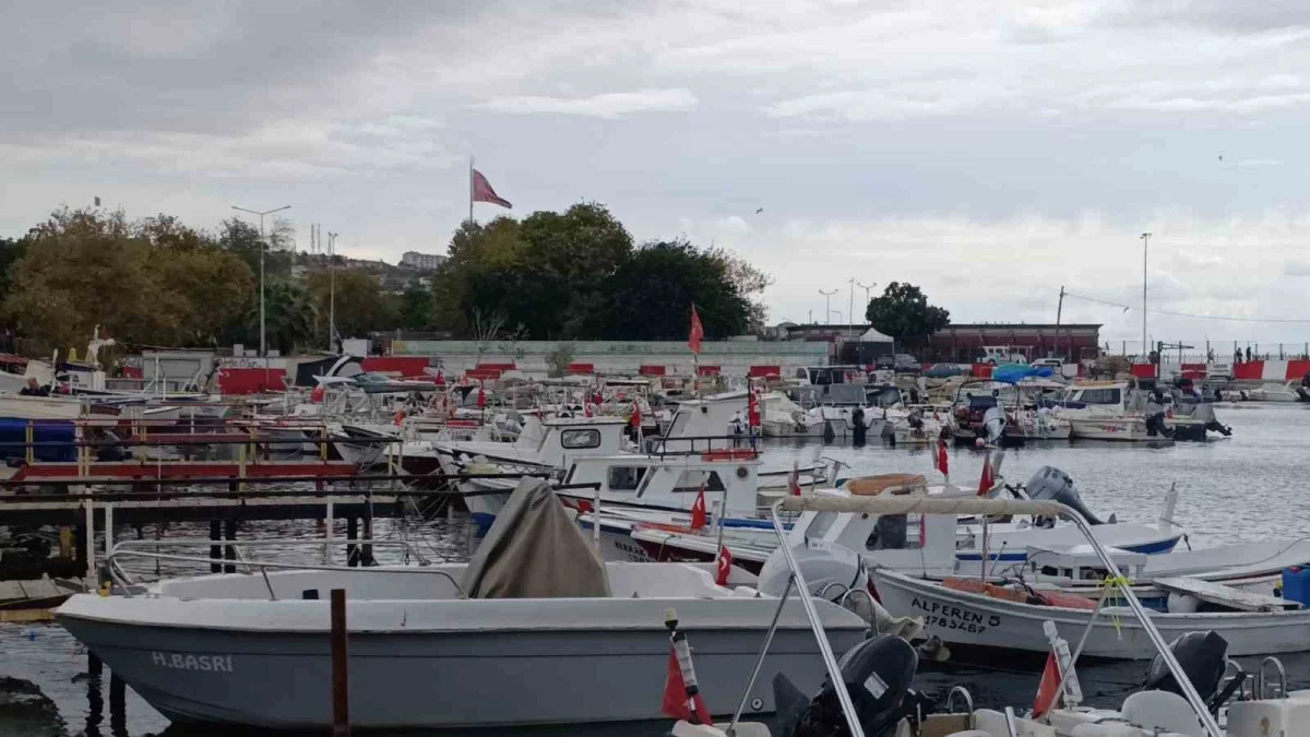 Tekirdağ'da Kestane Karası fırtınası balıkçıları limana bağladı
