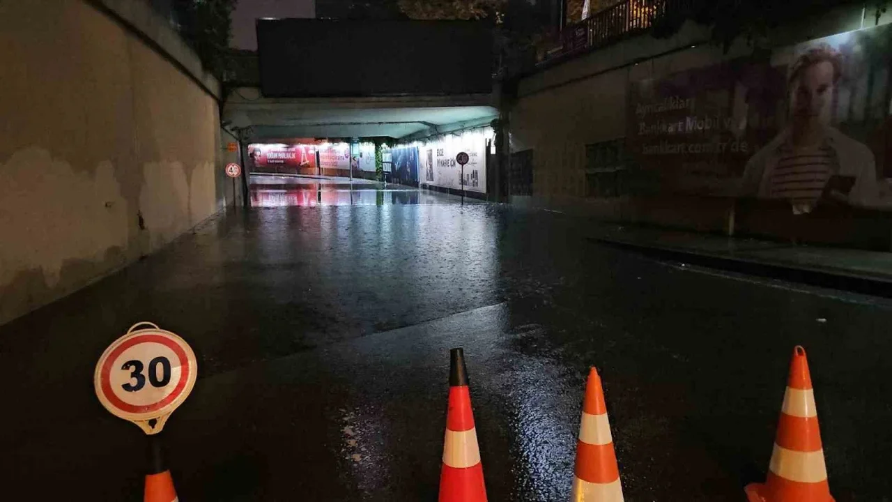 Zincirlikuyu alt geçidini su bastı: İstanbul'da sağanak etkili oldu