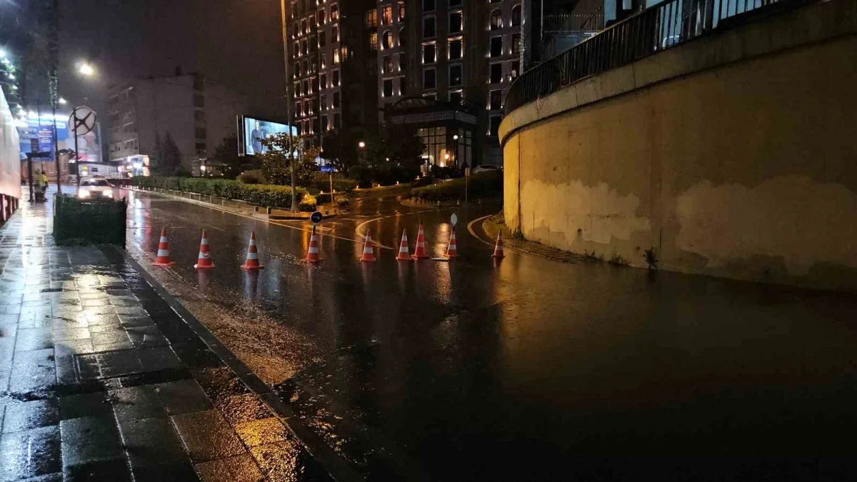 Zincirlikuyu alt geçidini su bastı: İstanbul'da sağanak etkili oldu